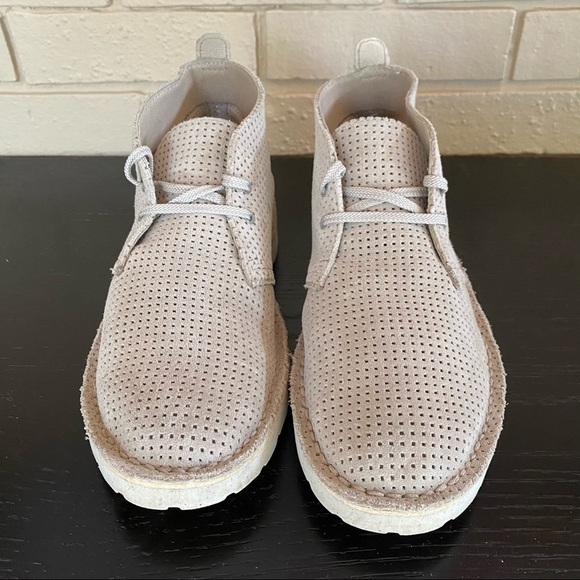 CLARKS ORIGINALS WOMEN 9.5 M TAN LASER CUT SUEDE CHUKKA ANKLE BOOTS - Picture 2 of 6